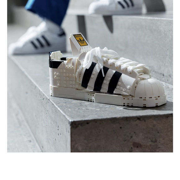 ******LEGO****ADIDAS Originals Superstar - Item# 10282-Toy (731 Pieces) Age 18+ - Picture 4 of 9